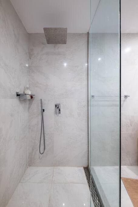 Apartament Stunning Luxury 3 Bedroom In The Heart Of Town *