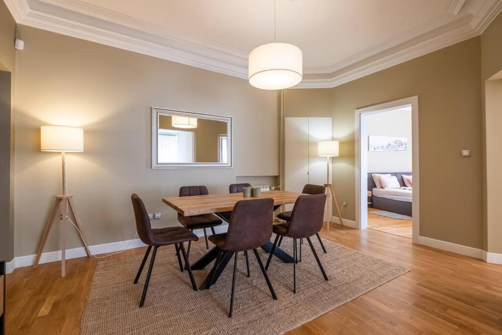 Stunning Luxury 3 Bedroom In The Heart Of Town Apartament *