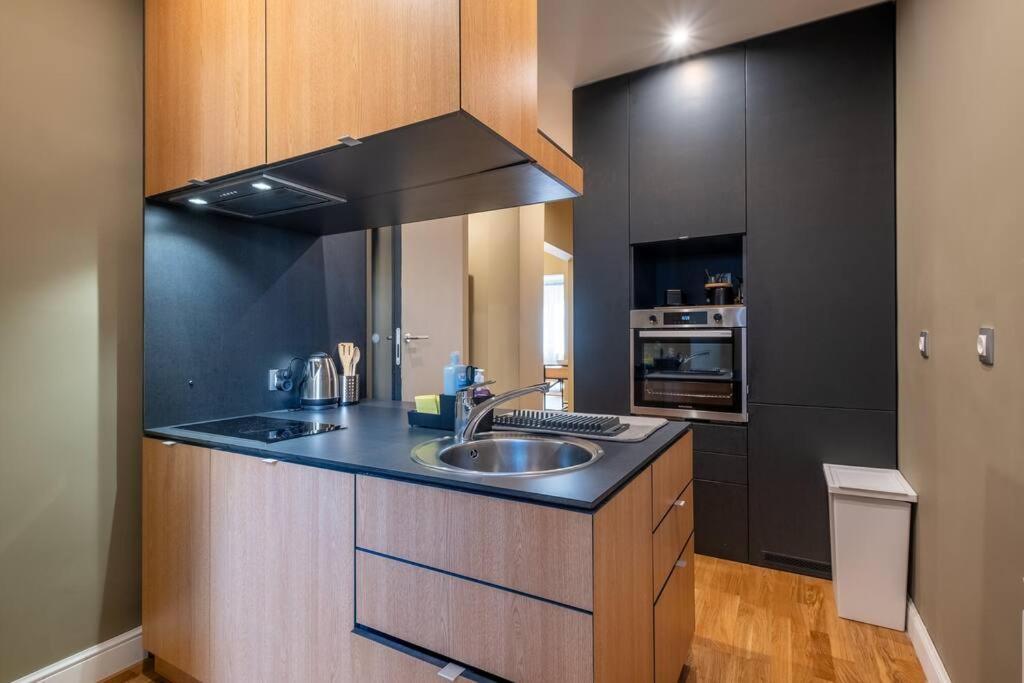 Stunning Luxury 3 Bedroom In The Heart Of Town *