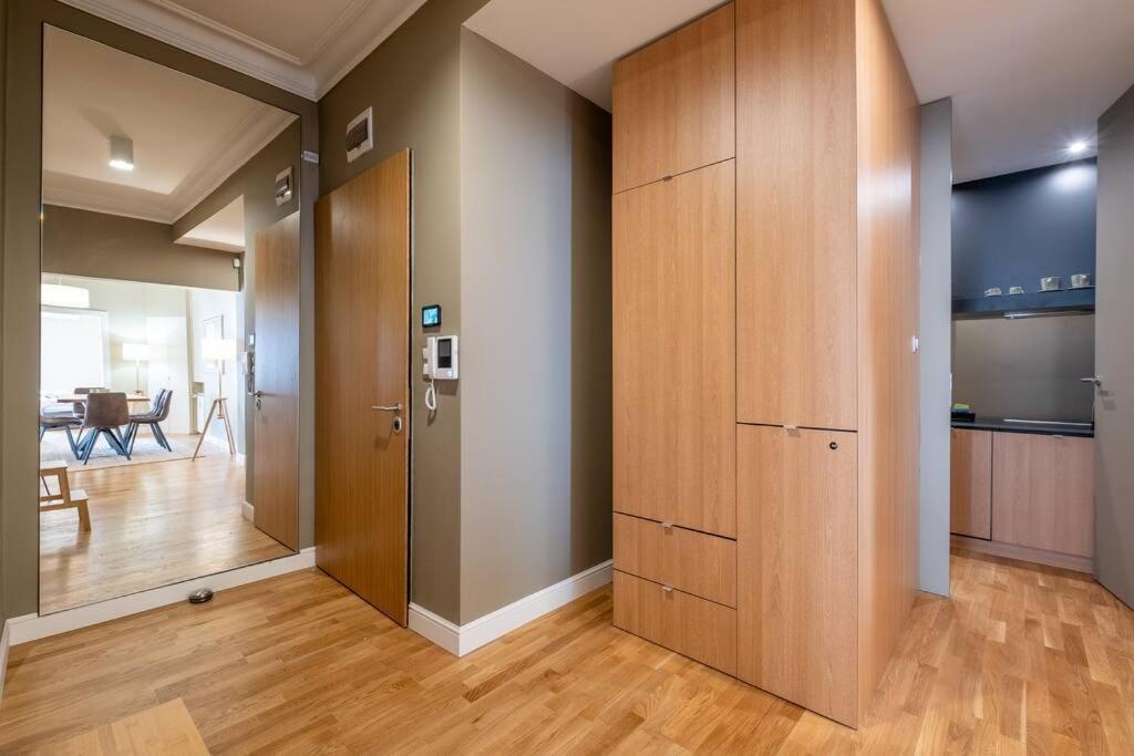 Stunning Luxury 3 Bedroom In The Heart Of Town Apartament