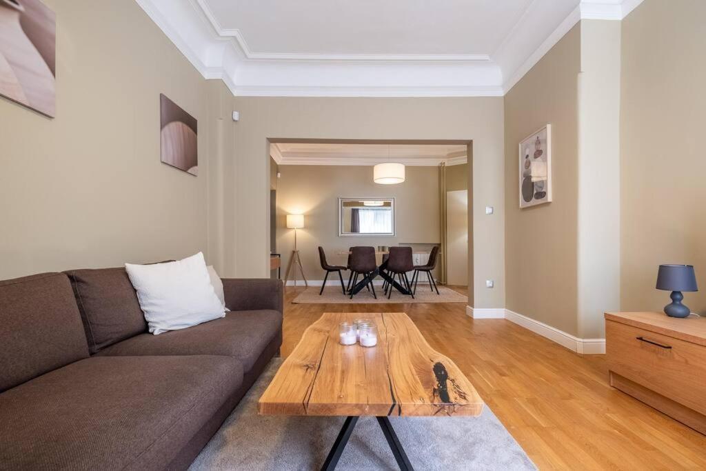Stunning Luxury 3 Bedroom In The Heart Of Town Apartament