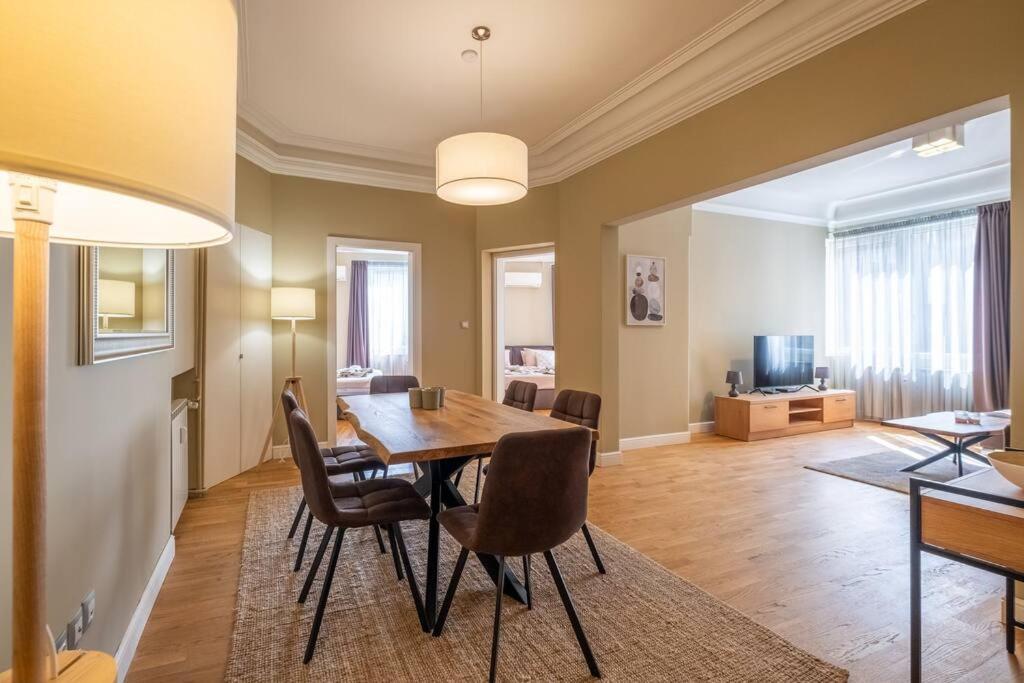 Stunning Luxury 3 Bedroom In The Heart Of Town Apartament *