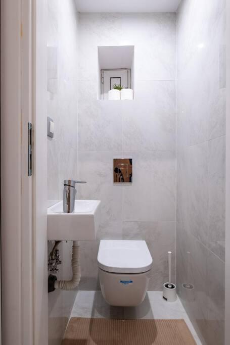 Stunning Luxury 3 Bedroom In The Heart Of Town *