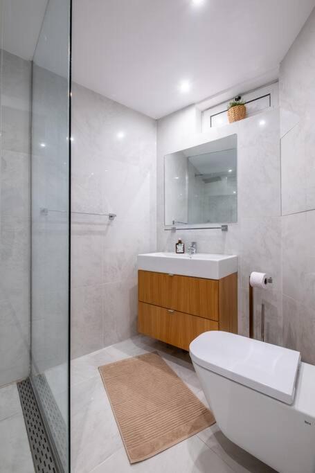 Stunning Luxury 3 Bedroom In The Heart Of Town Apartemen *