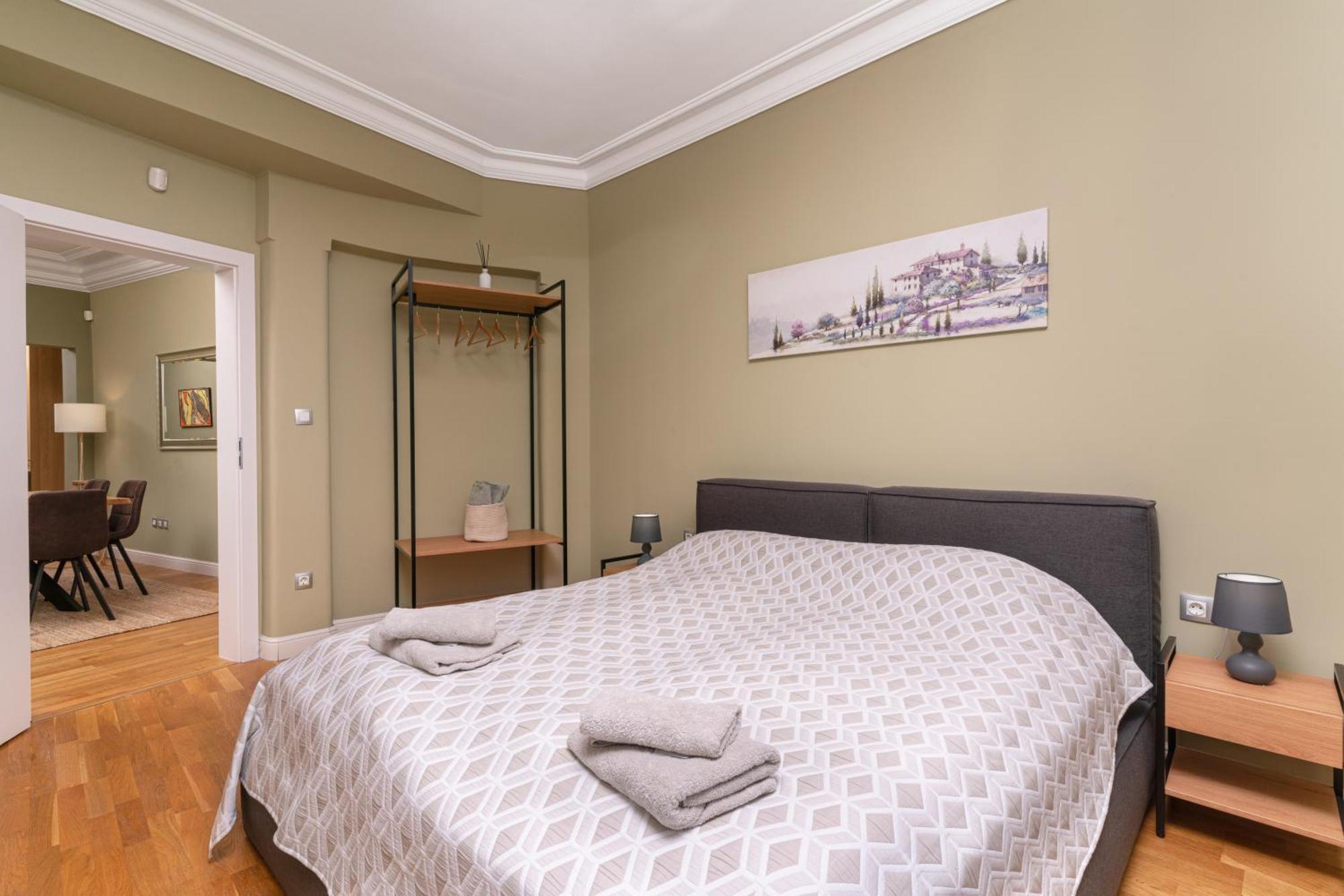 Stunning Luxury 3 Bedroom In The Heart Of Town Apartment
