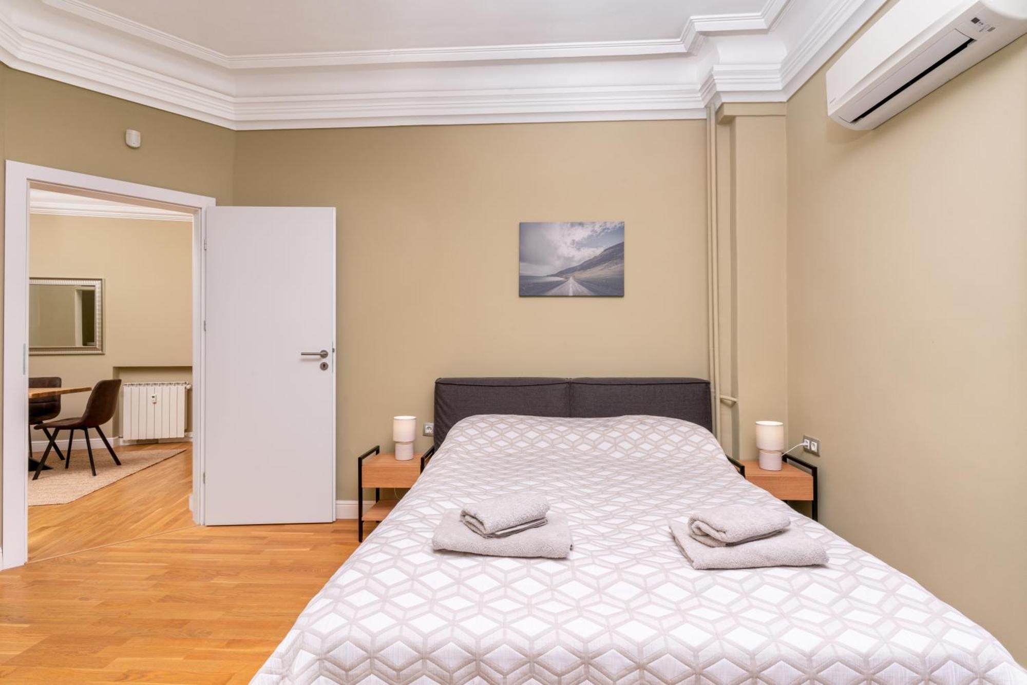 Stunning Luxury 3 Bedroom In The Heart Of Town Apartament *