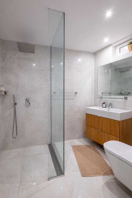Apartament Stunning Luxury 3 Bedroom In The Heart Of Town *